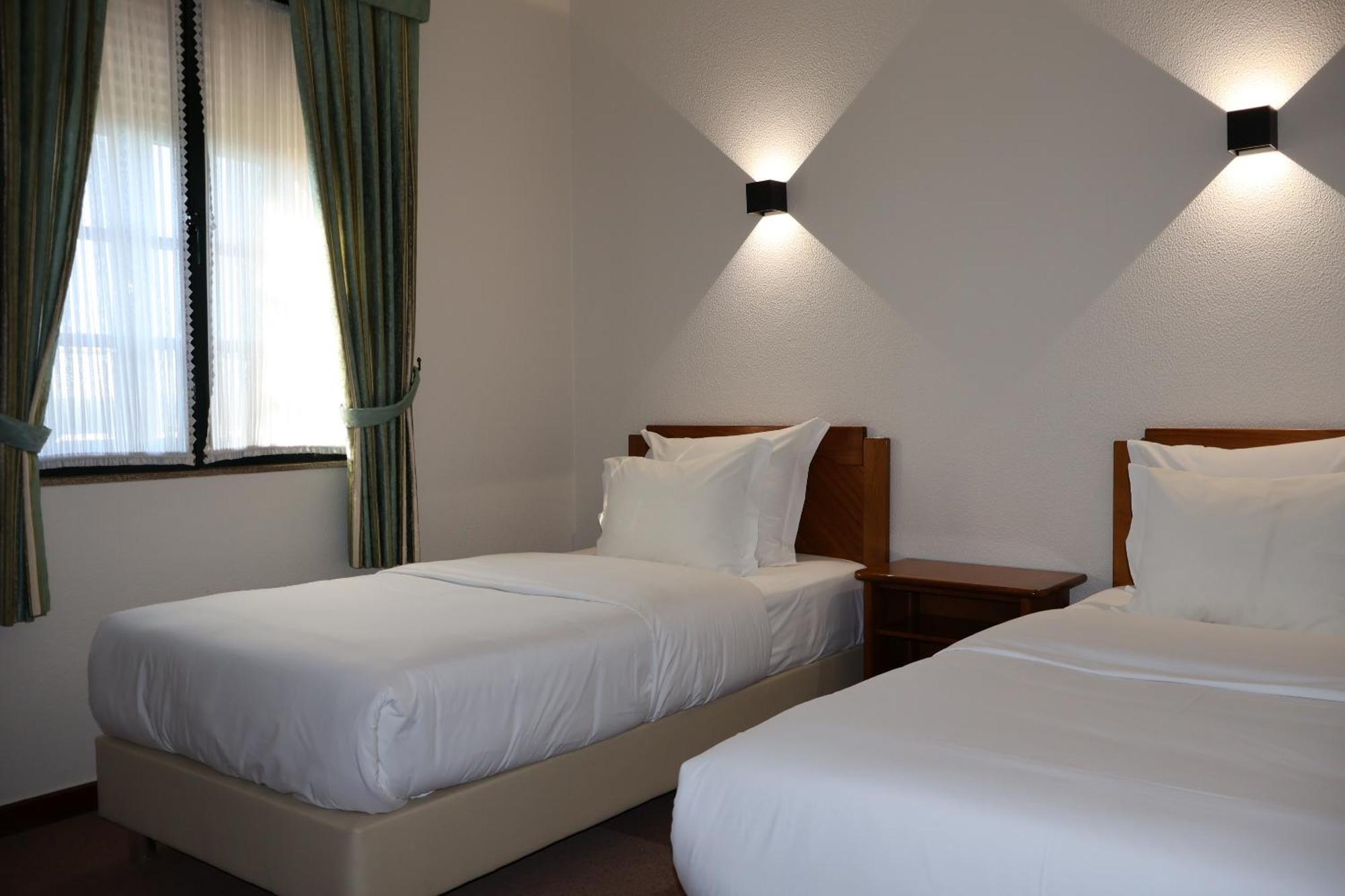 Hotel Santhyago Trofa Bilik gambar