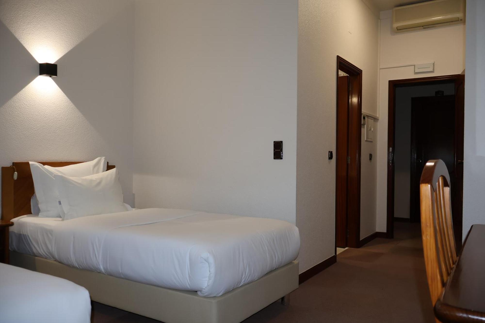 Hotel Santhyago Trofa Bilik gambar