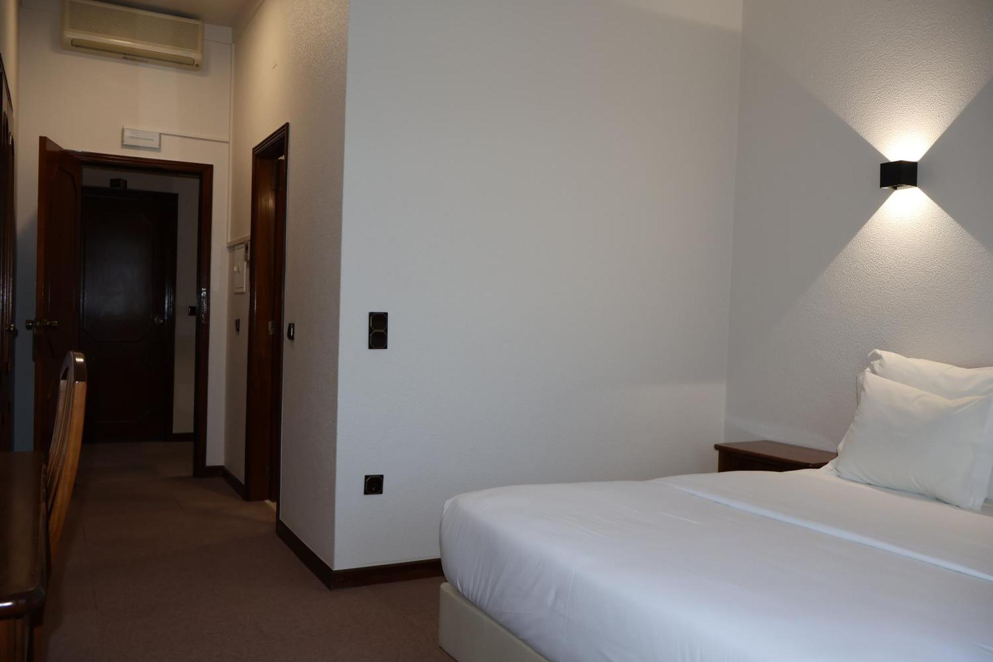 Hotel Santhyago Trofa Bilik gambar